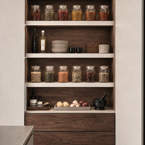 Organisation Garde-manger sur mesure avec étagères en noyer et rangements optimisés.